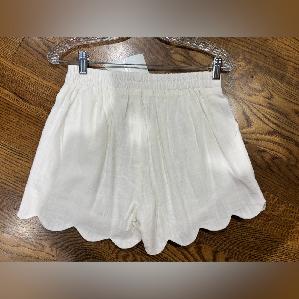 Women's Scalloped Hem White linen shorts NWT size small